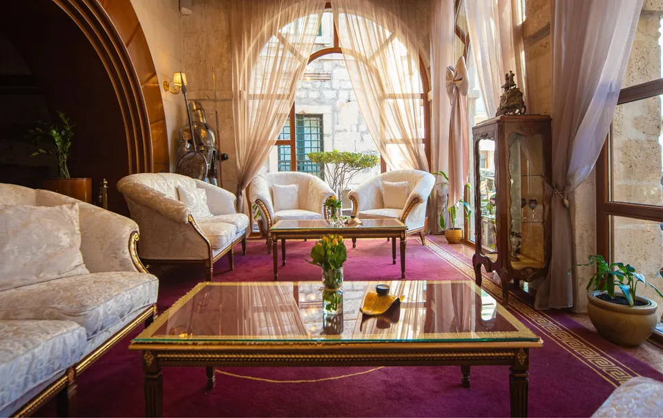 Salon with arched windows, sofas and a red carpet