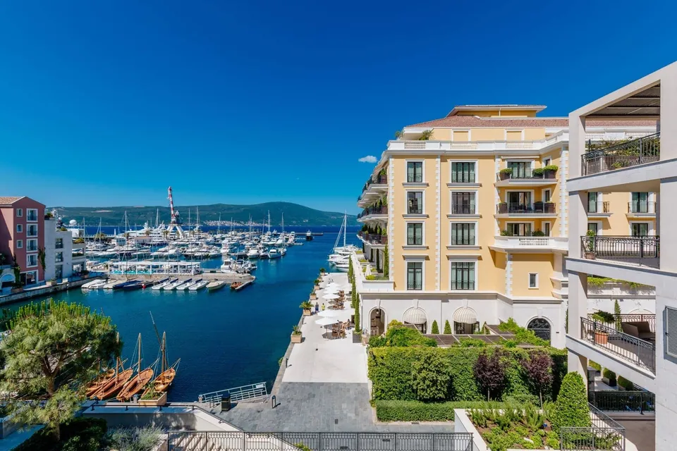 Residences above the marina with yachts at their moorings