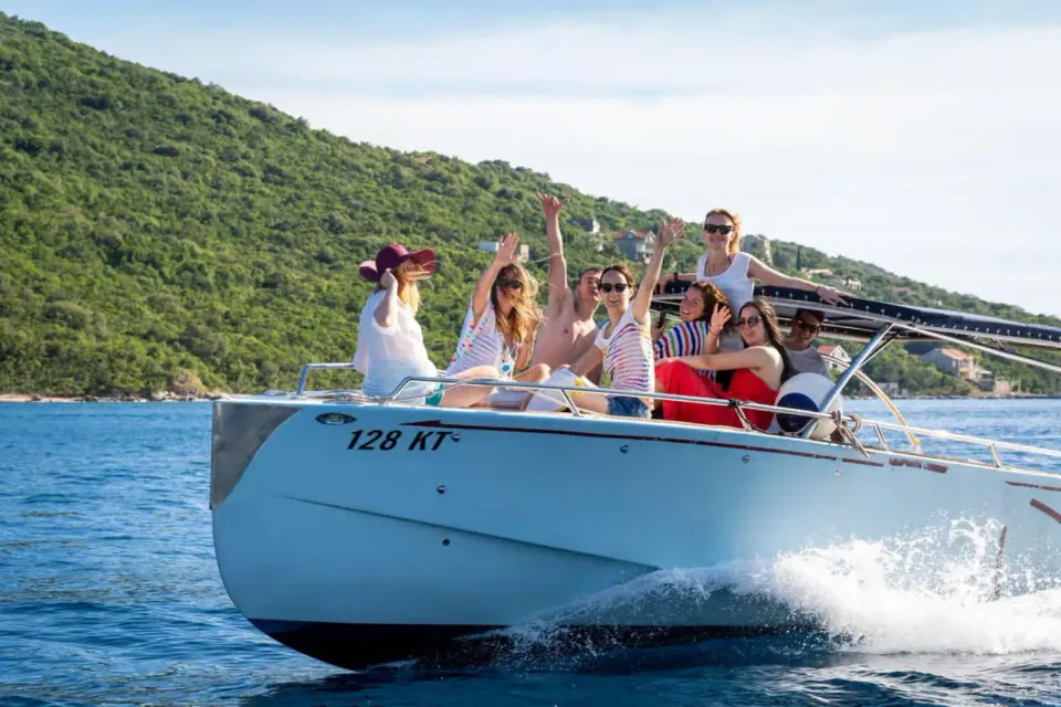 Speedboat with guests crossing the bay